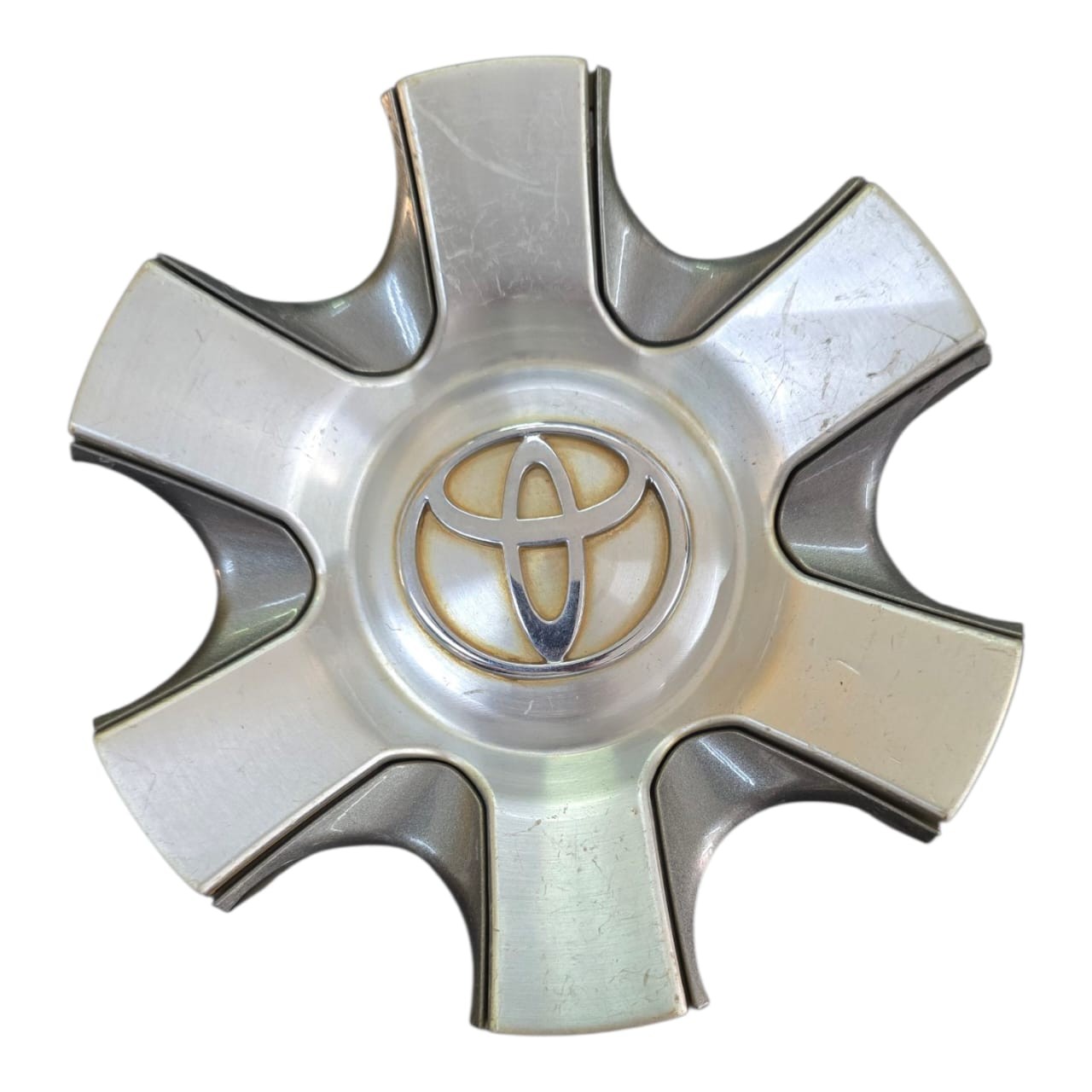 Oem Toyota Fortuner D4d Centre Wheel Cap (Used) - Image 2